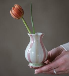 Stripes Vas, 10cm, Rosa, från Majas lyktor säljs till förmån för Barncancerfonden