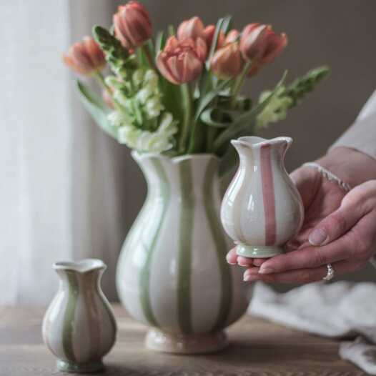 Stripes Vas, 10cm, Rosa, från Majas lyktor säljs till förmån för Barncancerfonden