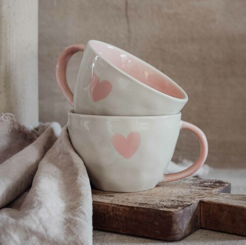 Mugg A Lovely Cup of Love & Happiness från Majas lyktor säljs till förmån för Barncancerfonden