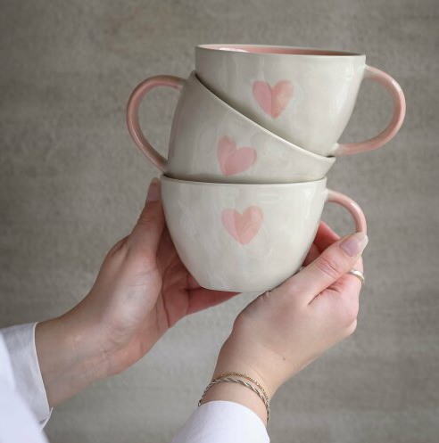 Mugg A Lovely Cup of Love & Happiness från Majas lyktor säljs till förmån för Barncancerfonden